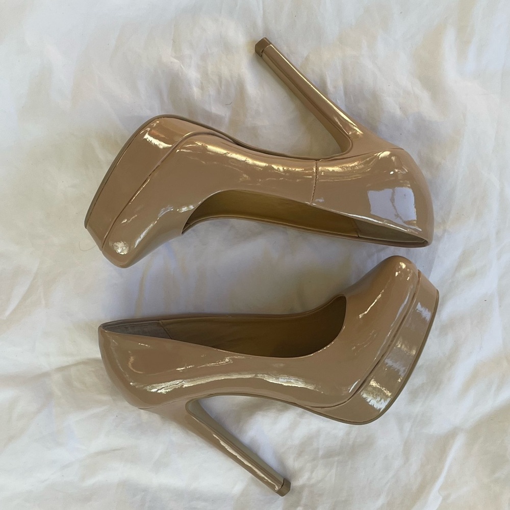 Chinese Laundry Tan/nude pumps in good conditions size 5
